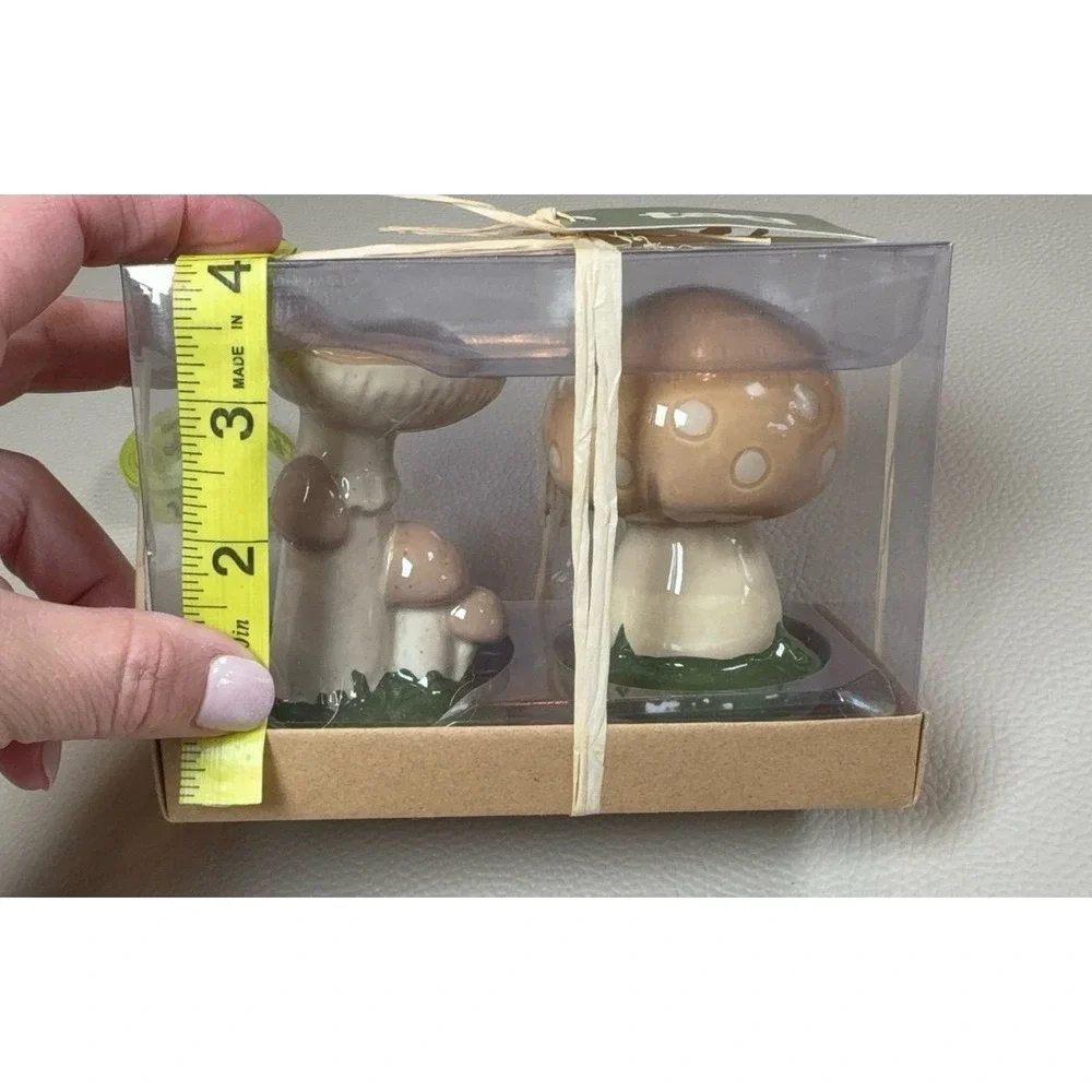 Mushroom salt & pepper shakers. NEW.